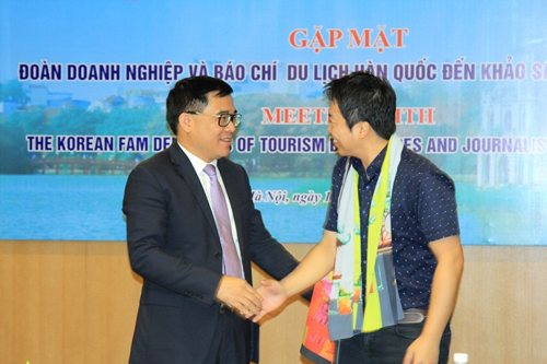 Giám đốc Sở Du lịch Hà Nội Đỗ Đình Hồng tặng quà lưu niệm cho các thành viên trong đoàn khảo sát 